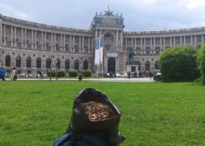 Zigarttensammeln vor der Hofburg